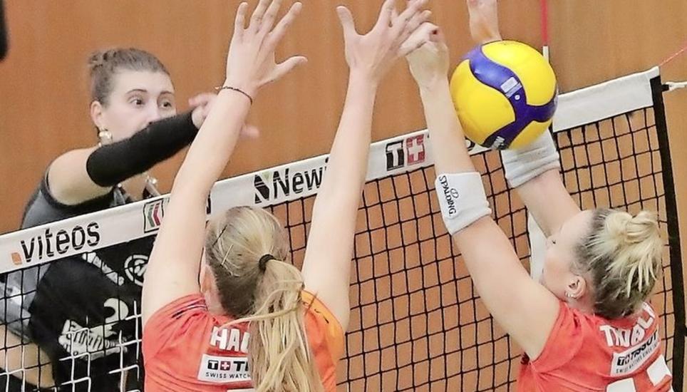 Korina Perkovac (3) hat eine Lücke im dichten Block der Neuenburgerinnen gefunden. Trotzdem verlor der VC Kanti zum Saisonauftakt mit 1:3. Bild: Werner Schläpfer