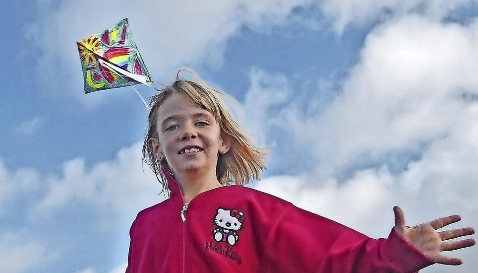 Bianca Schmidiger aus Lohn lässt ihr Kunstwerk steigen. Bild: Theo Kübler
