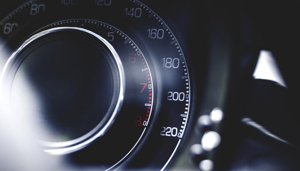 Deutlich zu schnell unterwegs war der Mann auf seiner Testfahrt mit dem Elektroauto. Symbolbild: Pixabay