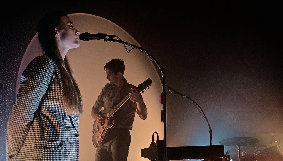 Nicht nur die Musik, auch das Bühnenbild ist bei Cari Cari durchaus filmreif. Bild: J. Leppin