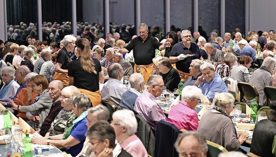 Werner Schöni (Bildmitte), Präsident Pflegeteam 2000, war am Jubiläumsanlass für einmal im Service tätig. Bild: Eric Bührer