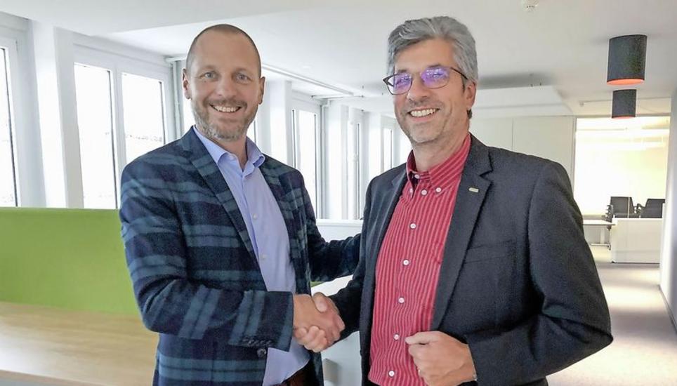 Benno Reichmuth (links) übergibt die Leitung der SSI Schäfer AG an Mauro Lunardelli. Bild: zvg