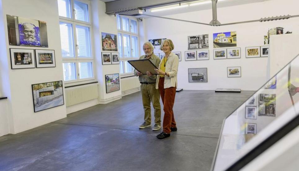 Das Künstlerpaar Renate und René Eisenegger beim Hängen ihres Opus magnum.