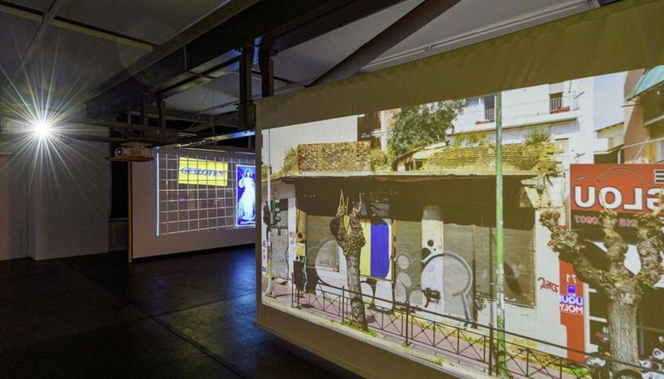 Dank wechselnder Projektionen versetzt einen die Ausstellung in Passagen, wie man sie in jeder Stadt findet. Die Schaufenster wurden von den Künstlern oft in der Funktion von spiegelnden Leinwänden mit Reizen aufgeladen.