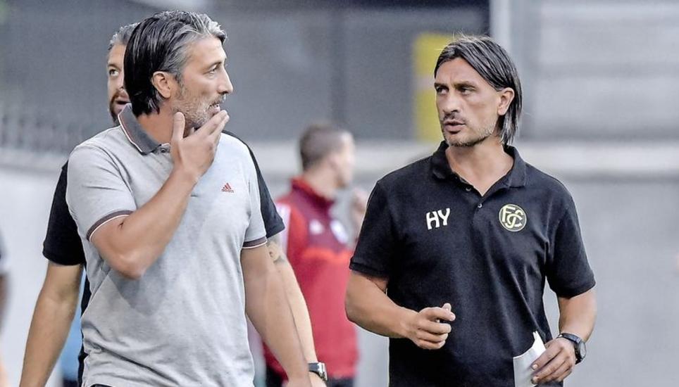 Chefcoach Murat (l.) und Assistent Hakan Yakin tüfteln an der richtigen Taktik für das Spiel gegen die Grasshoppers. Bild: alb
