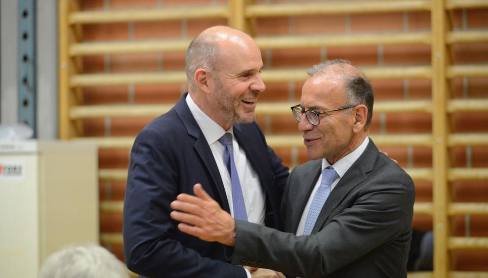 Strahlende Gesichter bei der SVP: Thomas Hurter und Hannes Germann bei der Wahlfeier. Bild: zge