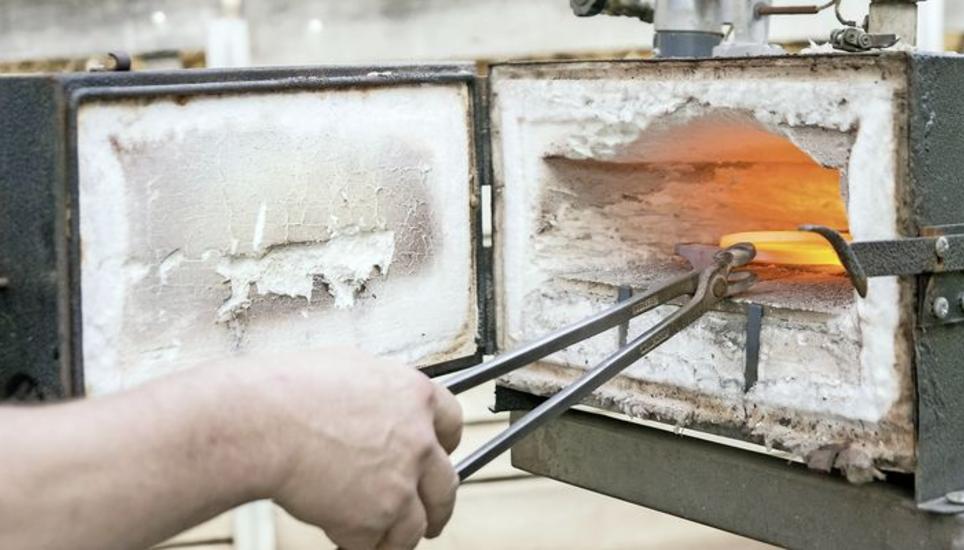Mit dem Gasofen, den Monhart in seinem Dienstwagen immer dabei hat, erhitzt er das Metall, bevor er es mit dem Hammer anpasst.