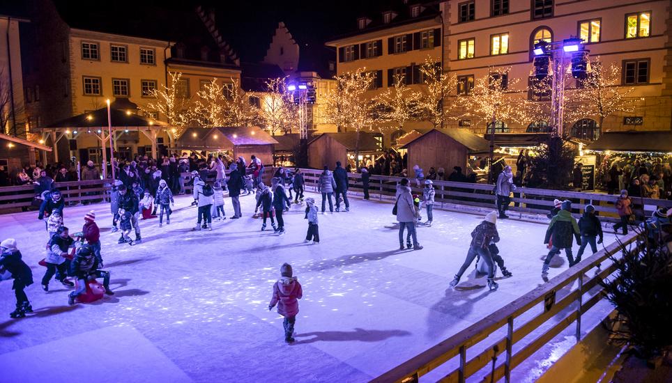 Die temporäre Eisbahn auf dem Herrenacker lädt Jung und Alt zum Schlittschuhfahren ein.