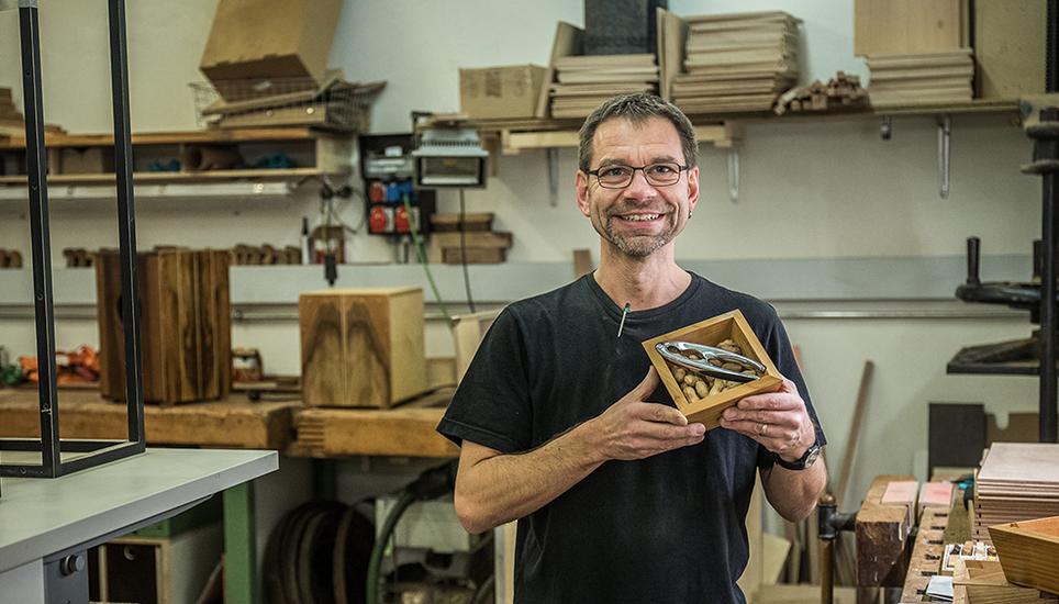 Die Mitarbeitenden der altra-Schreinerei Holzwerk stellen Schönes aus regionalen Hölzern her – und sind stolz darauf. Bild: Peter Schäublin