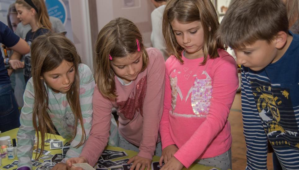 Alicia, Simea, Jael und Leandro (v.l.) versuchen sich zu entscheiden, welches Glitzertattoo sie haben wollen. Flavia Grossenbacher