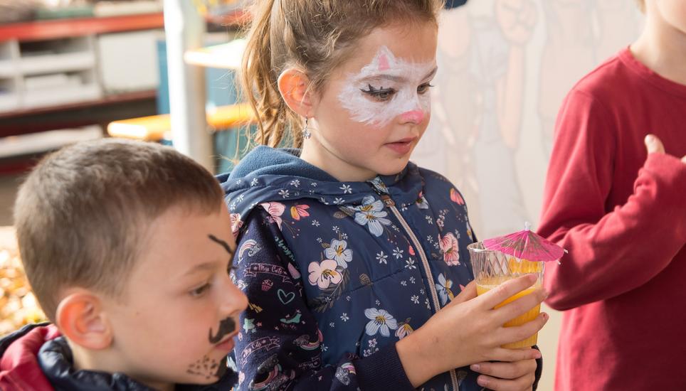 Schminke im Gesicht: Diese Kinder genossen den Familientag an der Herbstmesse. Bild: Flavia Grossenbacher
