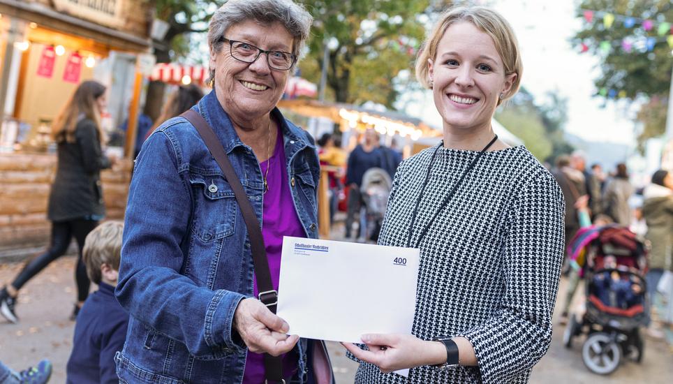 Frau Szabo ist eine von zwei glücklichen Gewinnern eines SN-Jahresabos von der grossen Herbstmesse Tombola.