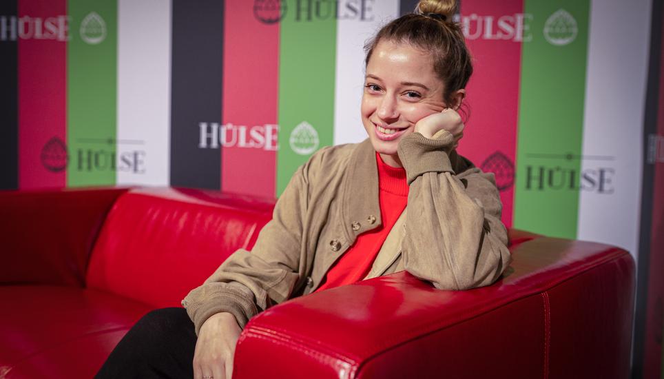Einer der ersten Gäste auf dem bekannten roten Sofa: Lara Stoll.