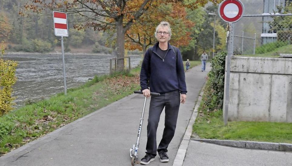 Daniel Berti ist einer der drei Petitionäre, die den Neuhauser Gemeinderat gebeten hatten, das Stück des Rheinquais von der IVF Hartmann bis zur Laufener Eisenbahnbrücke vom Fahrverbot zu befreien, was abgelehnt wurde. Bild: Alfred Wüger