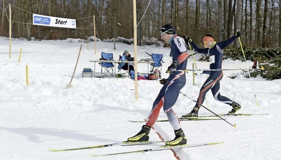 Zieleinlauf des Randenlaufs von 2015 auf dem Siblinger Randen: Martin Walther eine gute Fusslänge vor dem Radtalent Mario Spengler (r.). Bild: Reinhard Standke