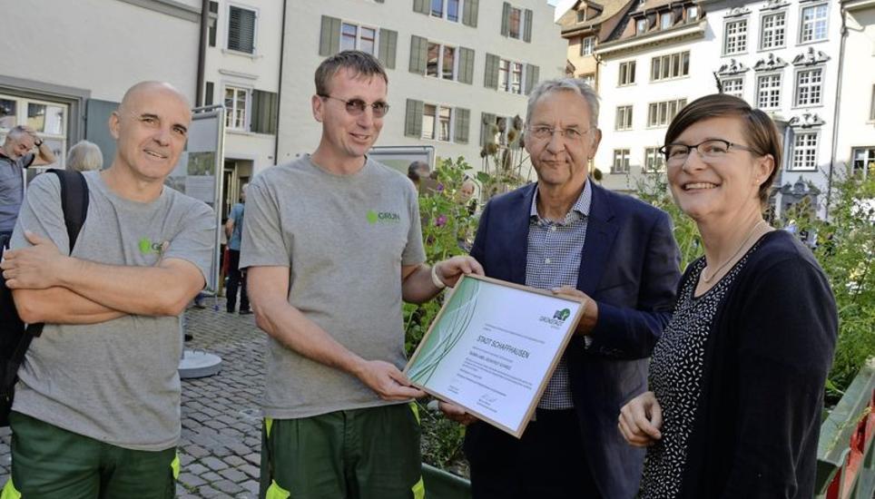 Freuten sich alle gleichermassen über das Silberlabel «Grünstadt», das Schaffhausen erhalten hat: Grün Schaffhausen Mitarbeiter Renzo Mascerin, Bernhard Kolb, Bereichsleiter Felix Guhl und Baureferentin Katrin Bernath (von links). Archivbild: Dario Muffler