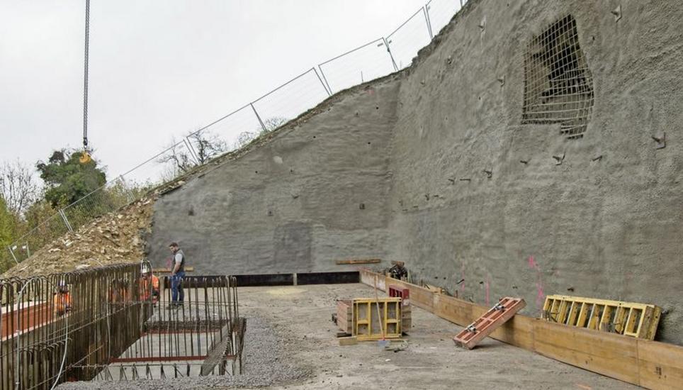 Die Baustelle des neuen Reservoirs in Hemmental stellt sich momentan als imposante Baugrube dar. Bilder: Flavia Grossenbacher