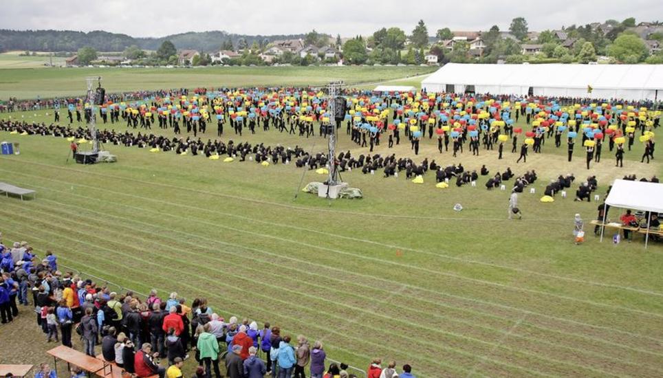 Die Gymnaestrada-Grossgruppenvorführung für Helsinki 2015 mit 980 Turnerinnen und Turnern war einer der Höhepunkte zum Abschluss des letzten Kantonalturnfestes im Juni 2015 in Dörflingen. Bild: Corina Fendt