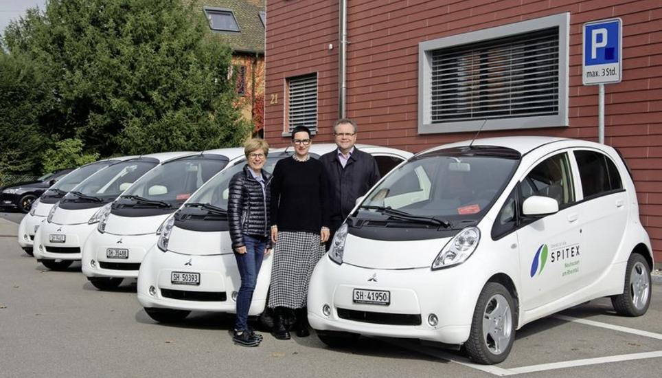 Von den E-Autos der Spitex überzeugt: Christa Kolb, Daniela Strebel Schmocker und Christian Di Ronco (v. l.). Bild: Tamara Schori