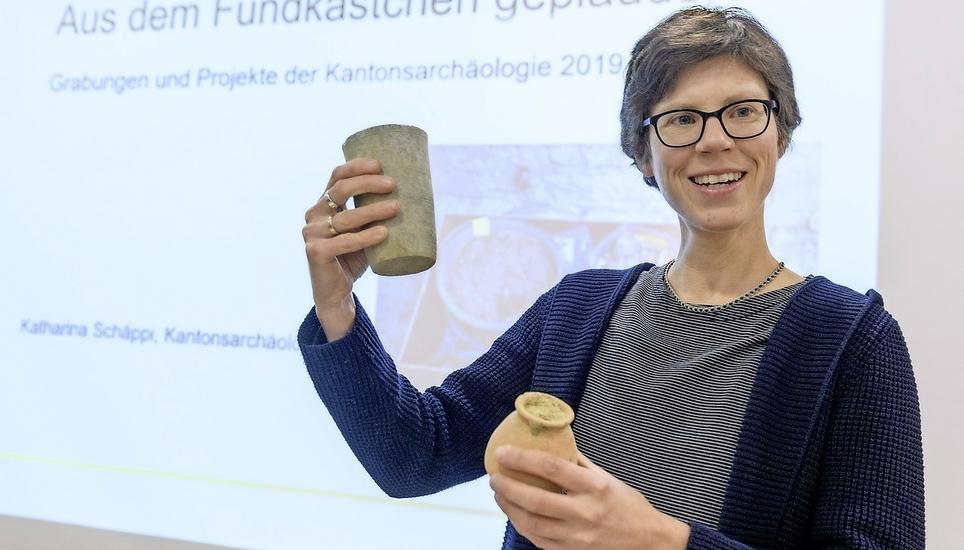 Katharina Schäppi präsentiert einen Speckbecher und kleine Tongefässe – 2019 geborgene Grabbeigaben aus spätrömischen Gräbern in Stein am Rhein. Bild: Michael Kessler