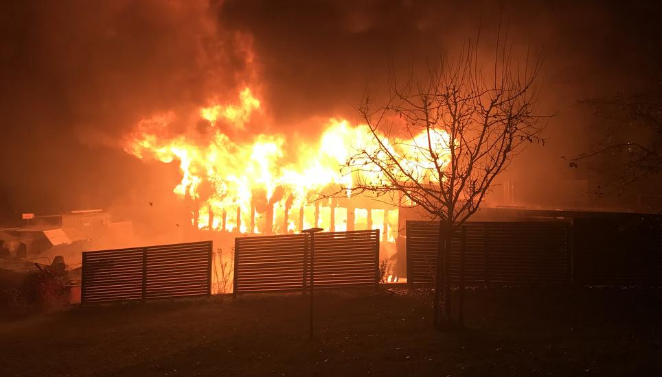 Beim Eintreffen der Feuerwehr stand die Halle in Vollbrand. Bild: KapoTG