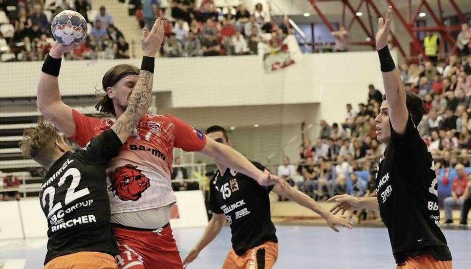 Mit vereinten Kräften versucht die Kadettenabwehr, Frimmel (22) und Maros (r.), den Dinamo-Topskorer Ante Kuduz zu bremsen. Bild: pd./Dinamo