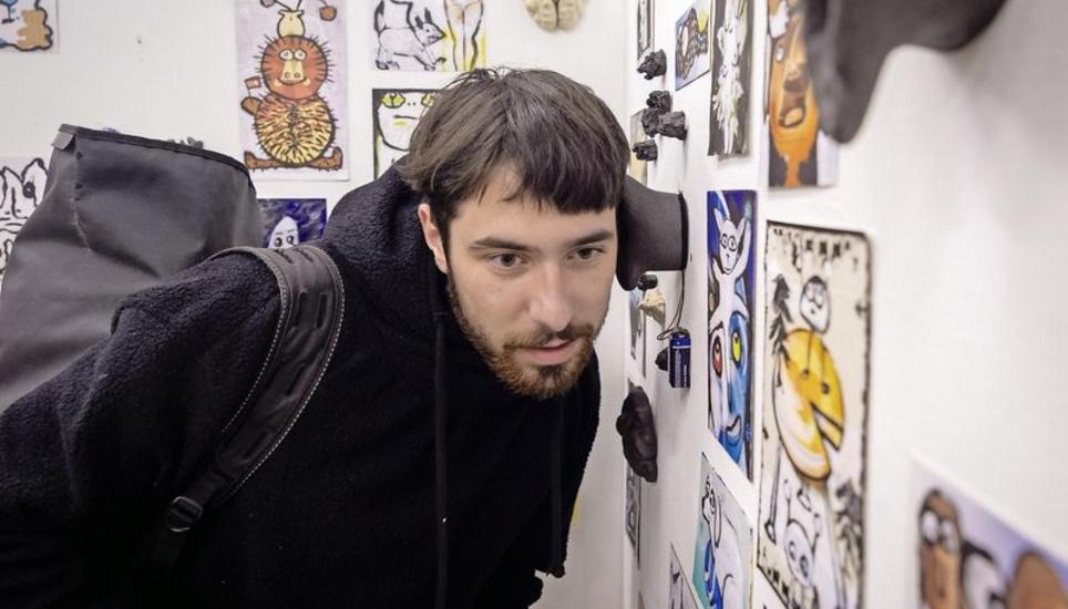 Bei genauem Hinhören pfeift es fies: Linus Maurmann hat die Installation mit seiner Mutter Ursula gestaltet – sie ist dem Tinnitus gewidmet. Bilder: Melanie Duchene