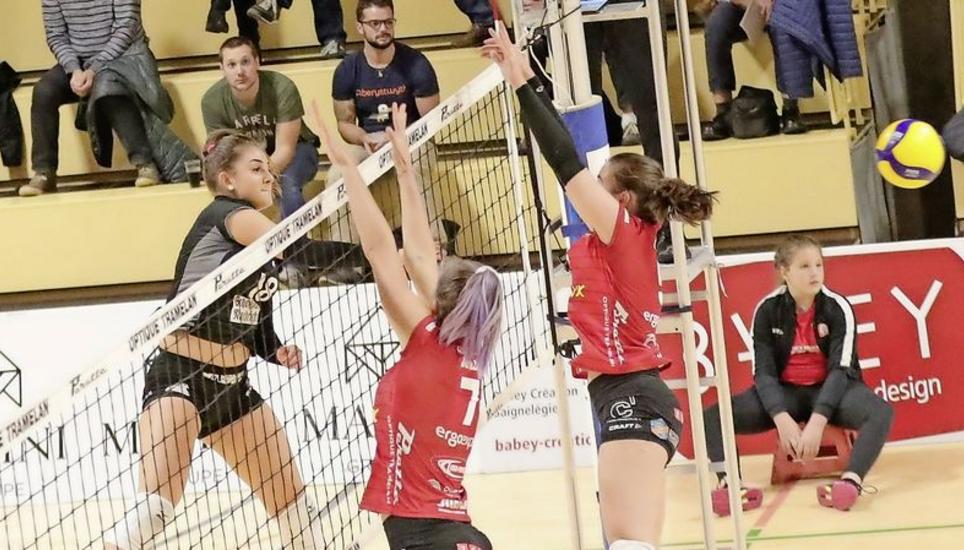 Elisa Suriano (in Schwarz) war in den ersten beiden Sätzen eine der Besten der Schaffhauserinnen. Infolge des Kemmsies-Ausfalls musste die Nummer 18 dann raus. Bild: Werner Schläpfer