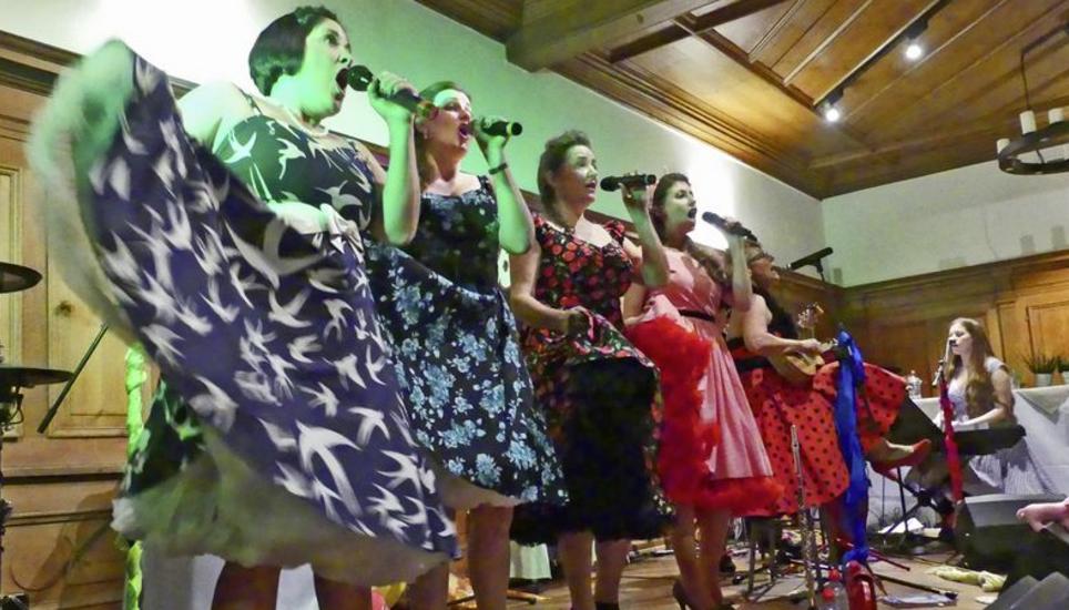 Ein Abend voller Petticoats: Das Sextett The Blablahs bei seinem Auftritt im Gemeindehaus in Neunkirch. Bild: Theo Kübler