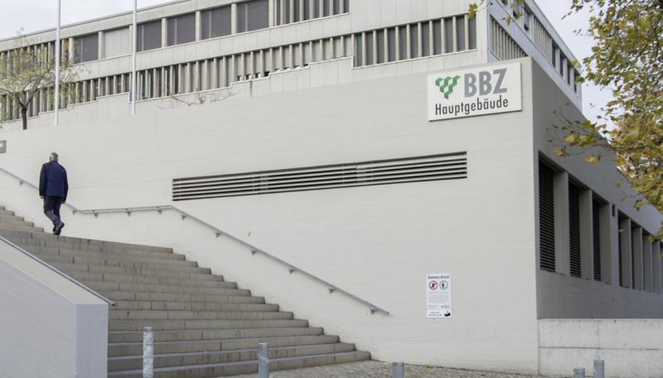 50 Franken verlangte das BBZ in den letzten Jahren pro unentschuldigte Lektion – jetzt wurde die Busse auf 20 Franken pro Lektion reduziert. Momentan stellt die Bussen aber das Erziehungsdepartement aus. Bild: Flavia Grossenbacher