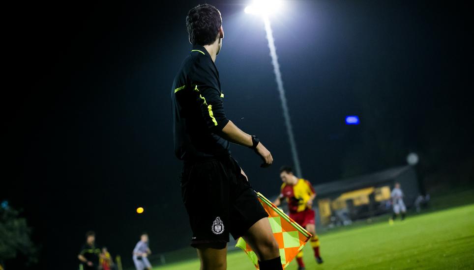 Ob an der Linie oder auf dem Spielfeld: Schiedsrichter haben es, vor allem im Amateurbereich, nicht immer leicht. Bild: Pixabay