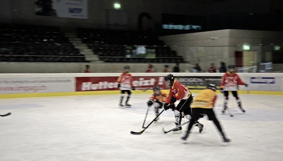 Die Zündelblitze (in rot) spielen gegen Red Flash (mit gelben Überziehern) in der IWC-Arena. Alle Bilder: Tim Nadler