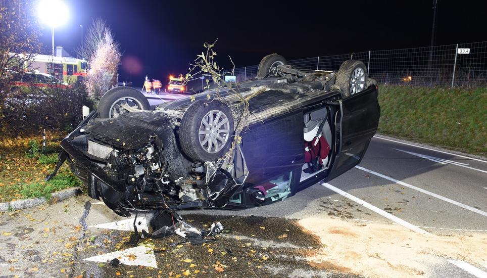 Das Auto kam erst auf dem Dach zum Stillstand. Bild: Kapo ZH