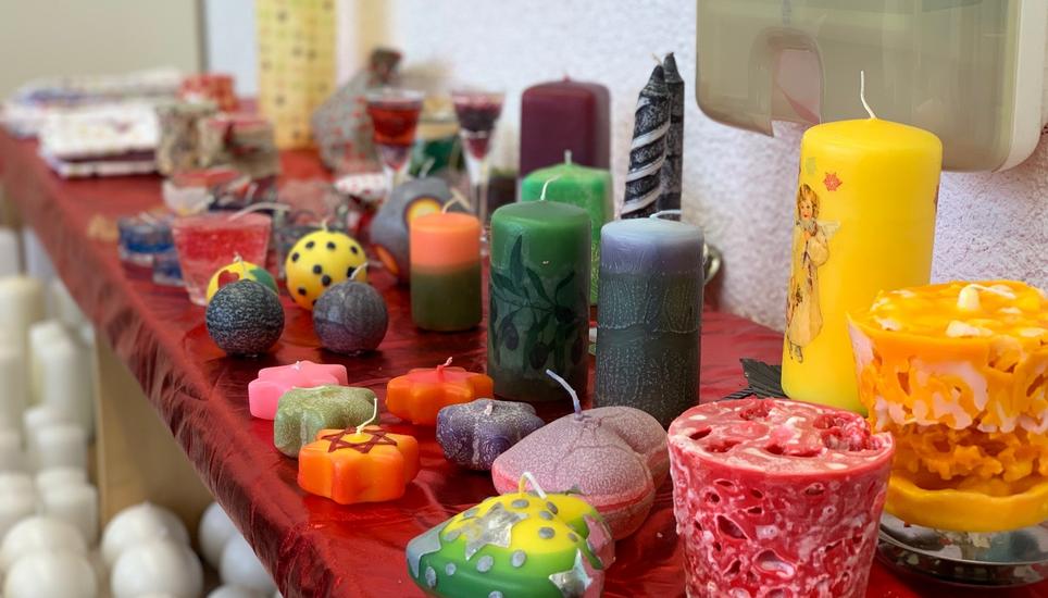 Mit dem Kerzenziehen unterstützt die Pfingstgemeinde auch die Radio Munot Weihnachtsaktion. Bild: Radio Munot