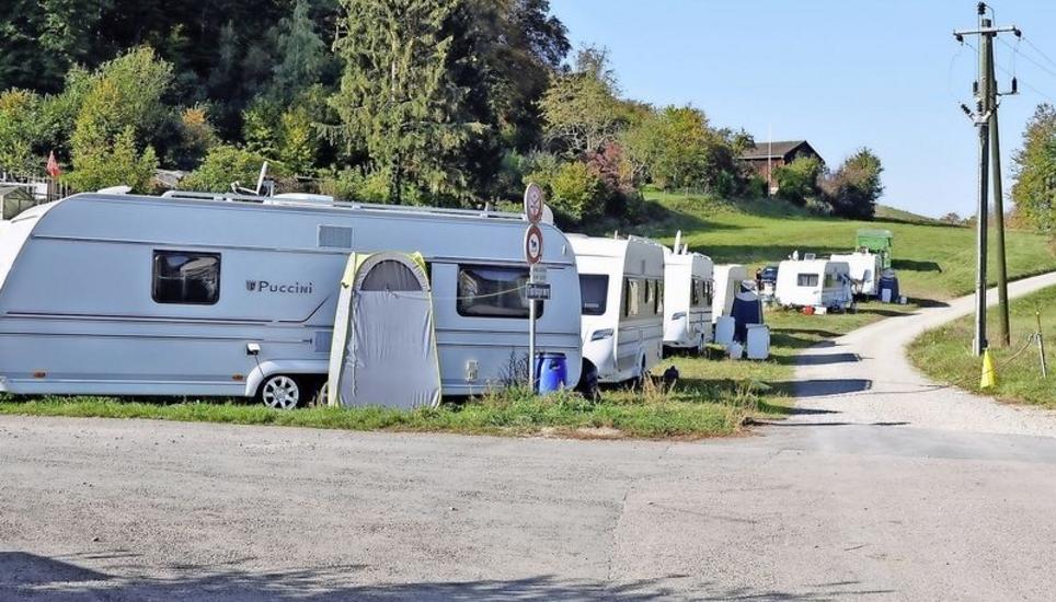 Kaum Platz im Kanton Schaffhausen: Eine Gruppe Fahrender machte im Oktober 2018 in Feuerthalen halt. Bild: Mark Gasser