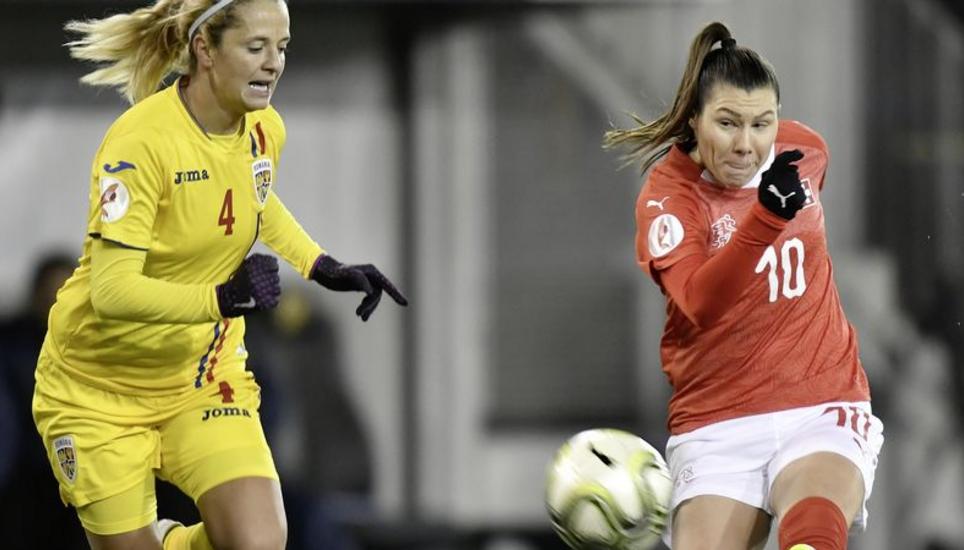 Matchwinnerin: Ramona Bachmann (10) traf gegen Rumänien (links Ioana Bortan) im EM-Qualifikationsspiel gleich dreimal. Bild: Key