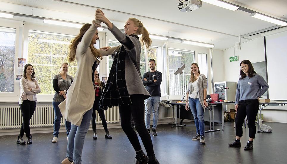 Bei den verschiedenen Übungen stand jeder Student einmal im Rampenlicht – nicht selten musste man auch das Tanzbein schwingen. Bild: Flavia Grossenbacher
