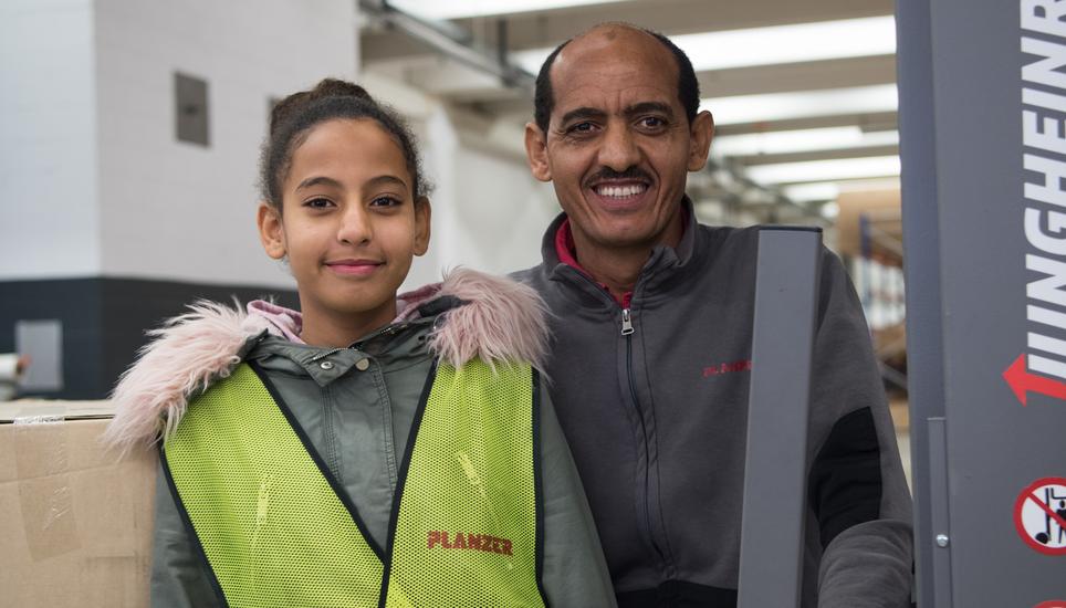 Catharina begleitet ihren Vater Abraha Melles zur Arbeit, er ist Logistiker bei der Firma Planzer. Bild: Jeannette Vogel