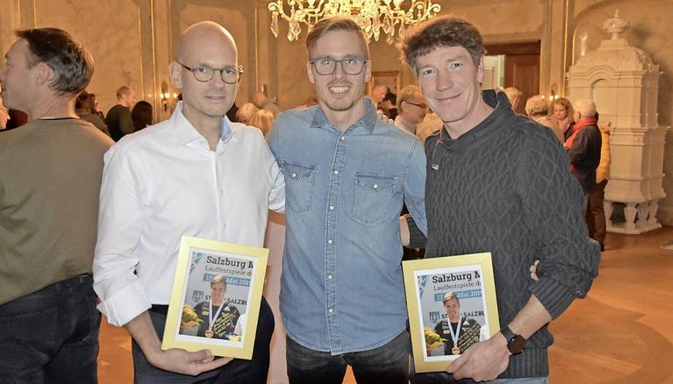 Marco Kern (Mitte) bedankte sich bei seinem Hauptsponsor Peter Strohm (Colin & Cie., l.) und bei seinem langjährigen Trainer Daniel Rahm mit je einem Erinnerungsbild.