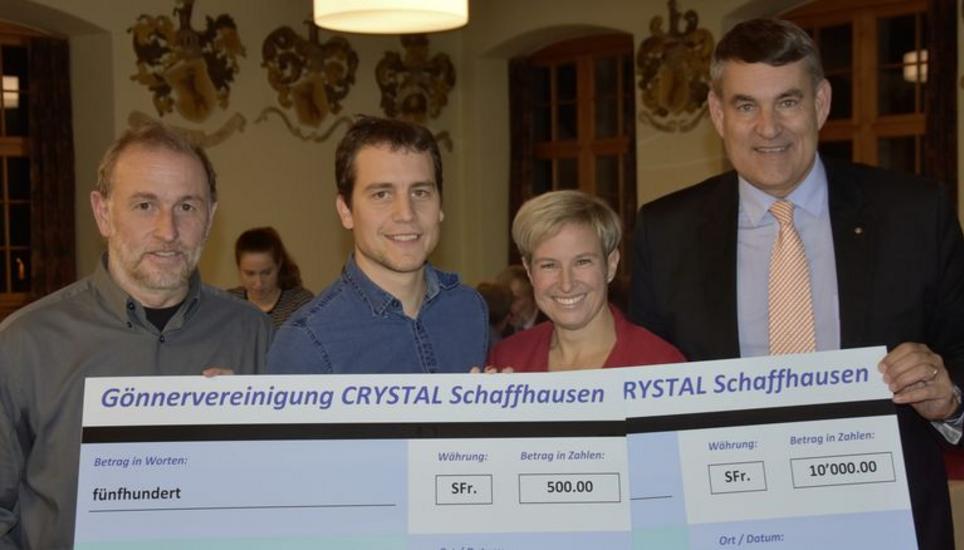 Checkübergabe mit Markus Schlägel, Präsident Gönnervereinigung, Oliver Windler und Steffi Stamm von den Skiclubs und Regierungsrat Christian Amsler (v. l.). Bild:poe