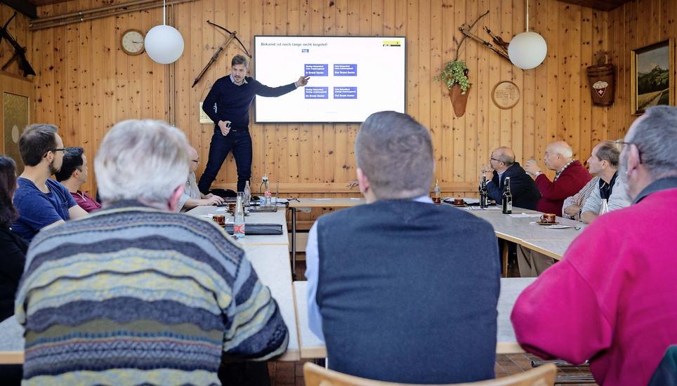 Voller Körpereinsatz: Christoph Schärrer von der Wirtschaftsförderung Schaffhausen erläutert Vorschläge zur Entwicklung der Gemeinde Neuhausen. Bild: Melanie Duchene