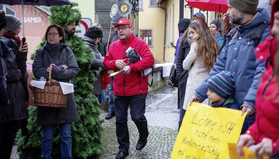 Keine Lohnentwicklung führe zur Abwanderung von Fachkräften in andere Kantone: Gut 150 Staatsangestellte forderten gestern Morgen vor der Budgetdebatte des Kantonsrats mehr Lohn. Bild: Roberta Fele