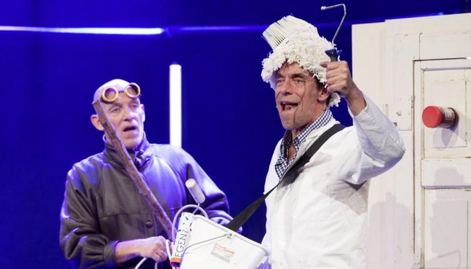 Von der Rolle: Das «Chaostheater Oropax» trieb auch im Stadttheater sein unterhaltsames Unwesen. Bild: Melanie Duchene