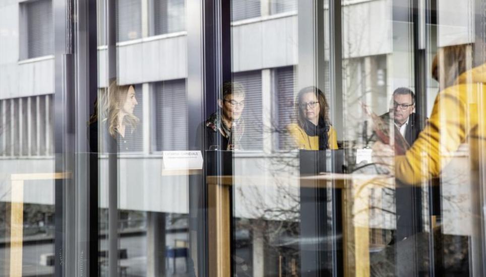Die Ausstellung im Berufsbildungszentrum Schaffhausen soll den Besuchern helfen, ein klareres Bild von häuslicher Gewalt zu bekommen, sagten die Verantwortlichen gestern an der Medieninformation. Bild: Roberta Fele