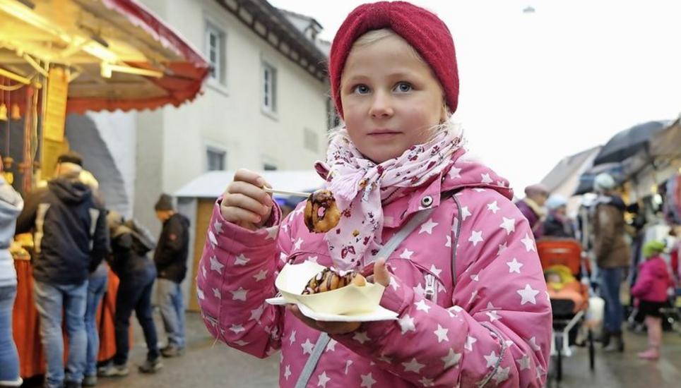 Pauline geniesst die Mini-Donuts an der Wilchinger Chilbi. Bild: Rolf Hauser