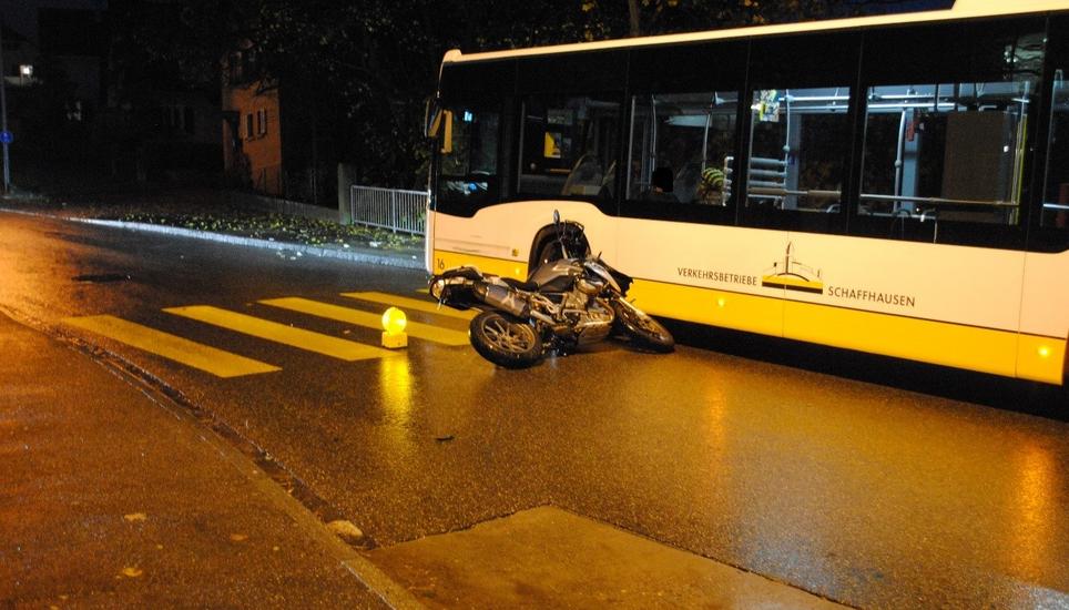 Der Bus wurde durch den Töff so stark beschädigt, dass die Passagiere umsteigen mussten. Bild: SHPol