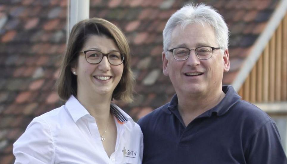 Verbandspräsidentin Andrea Fuchs (l.) und Hansruedi Schuler freuen sich jetzt schon auf das Kantonalturnfest in Beringen. Bild: daz