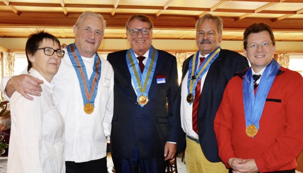 Gastgeber Gabriela und Christof Meier, der zurückgetretene Netzmeister Hardy Krüger, sein Nachfolger Willi Keller mit Vize Marcel Hollenstein (v. l.). Bild: Mark Schiesser