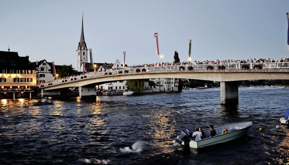 Um die 30'000 Besucher kommen jährlich an das 1. Augustfeuerwerk nach Stein am Rhein. Insgesamt organisiert der Steiner Feuerwerksverein für die Besucher 1500 Parkplatzmöglichkeiten. Archivbild: Mark Schiesser