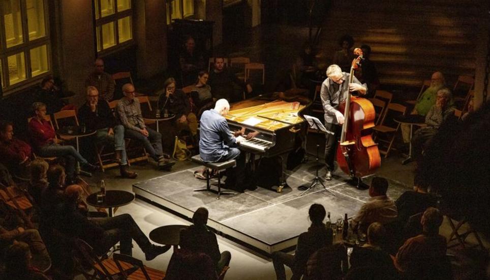 Versunken in einem lyrischen Augenblick zogen der Pianist Marc Copland und der Bassist Daniel Schläppi die Zuhörer in ihren Bann. Bild: Roberta Fele